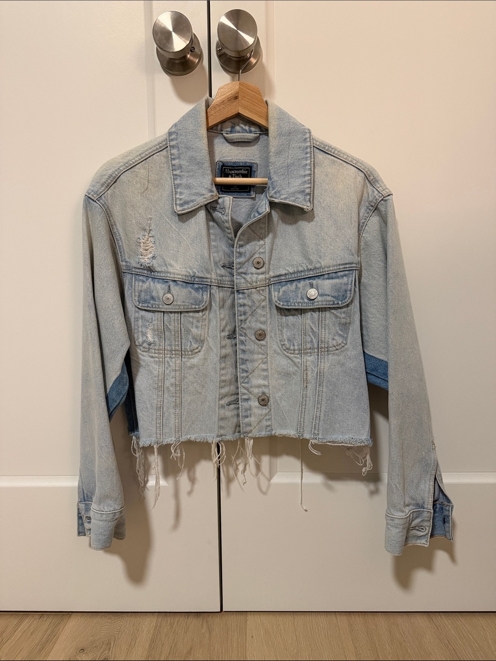 Abercrombie & Fitch cropped jean jacket